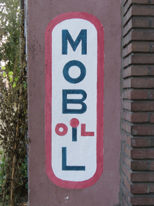 838241 Afbeelding van de muurreclame 'MOBIL OIL', op de zijgevel van het pand Gruttersdijk 58 te Utrecht.